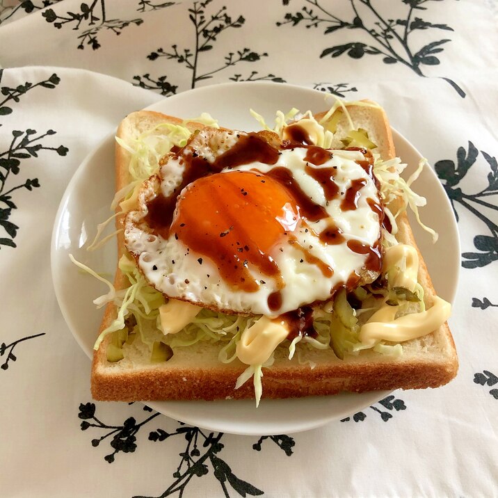 キャベツと目玉焼きのオープンサンド♪